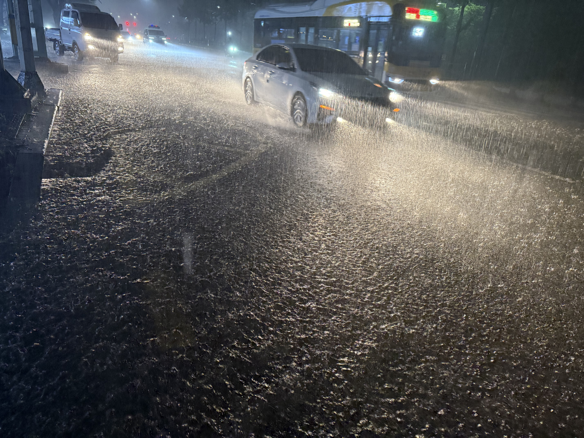 Cars drive through a downpour in Gwangju on Aug. 3. [NEWS1]