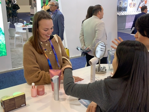 A visitor looks around APR's beauty products during the CES 2025 tech fair held in Las Vegas on Jan. 12. [APR]