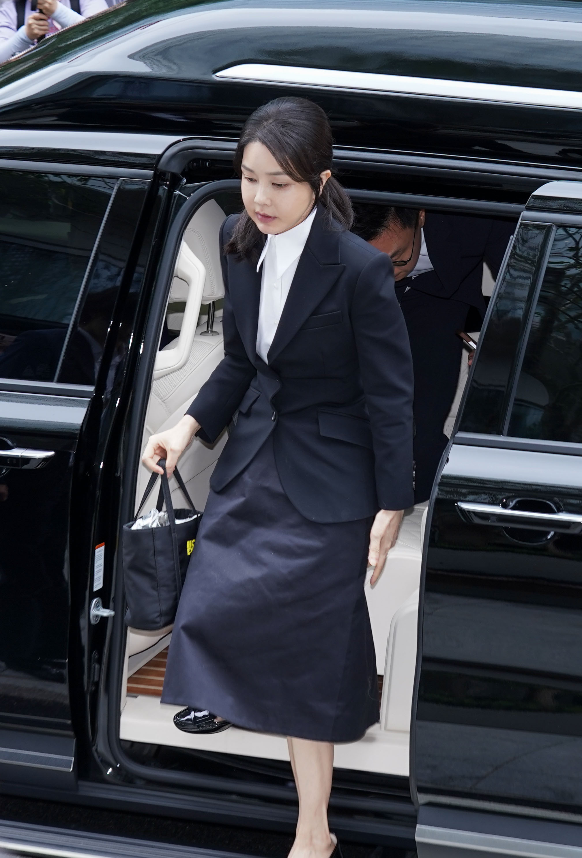 Former First Lady Kim Keon Hee arrives at the special probe team's office to attend questioning as a suspect of an alleged stock-rigging case in Jongno District, central Seoul, on Aug. 6 [JOINT PRESS CORPS]
