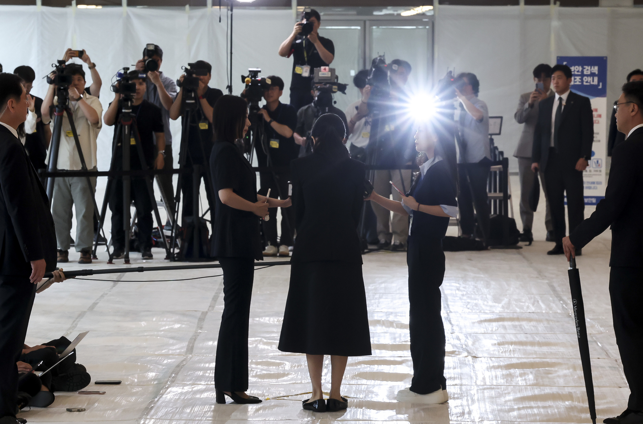 Former First Lady Kim Keon Hee apologizes at the special probe team's office as she attends the questioning as a suspect of an alleged stock-rigging case in Jongno District, central Seoul, on Aug. 6 [JOINT PRESS CORPS]