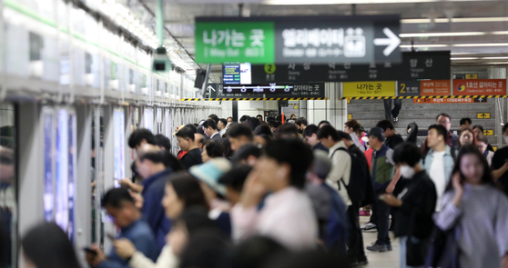 Commuters crowd Seomyeon Station in Busanjin District, Busan, during morning rush hour on May 28, in this photo unrelated to the story. [NEWS1]