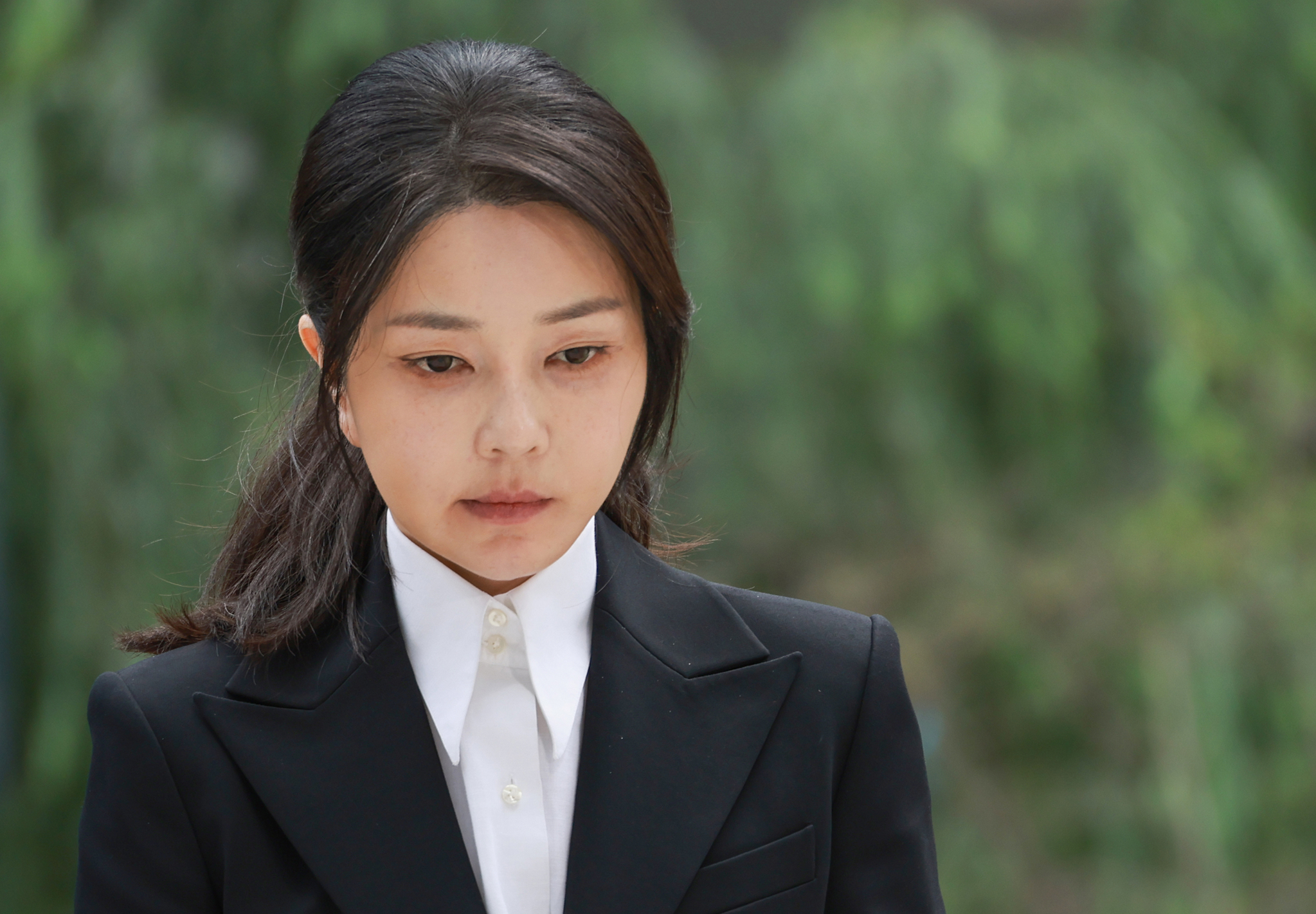 Former First Lady Kim Keon Hee enters the special probe team's office for questioning as a suspect of an alleged stock-rigging case in Jongno District, central Seoul, on Aug. 6 [YONHAP]