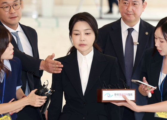 Former First Lady Kim Keon Hee enters the special probe team's office for questioning as a suspect of an alleged stock-rigging case in Jongno District, central Seoul, on Aug. 6 [JOINT PRESS CORPS]