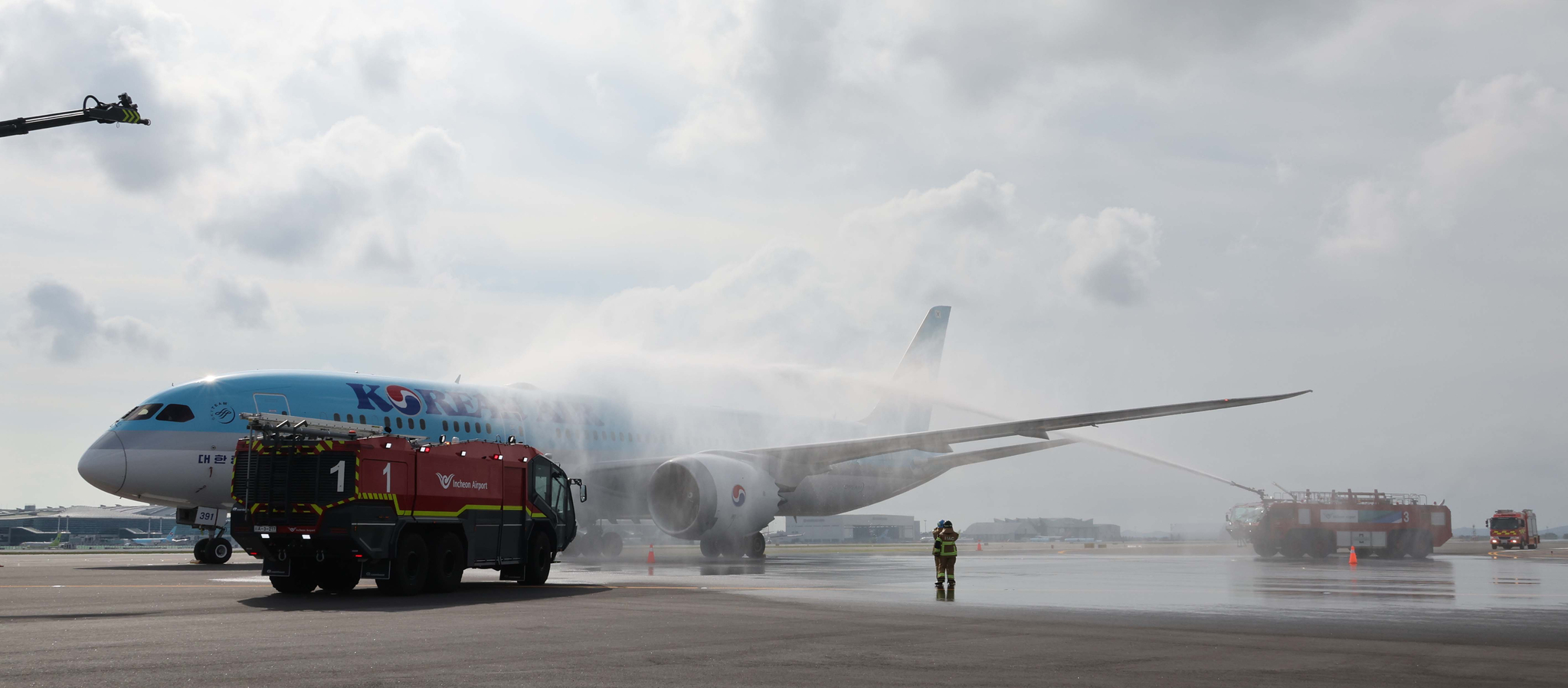 At Incheon International Airport’s Terminal 1, the airport’s fire brigade conducts an emergency response drill on Aug. 5 in preparation for the opening of Runway 2. Once completed in September, the new runway will mark a historic milestone — Incheon will operate four runways for the first time, enabling up to 600,000 aircraft movements annually. [YONHAP]