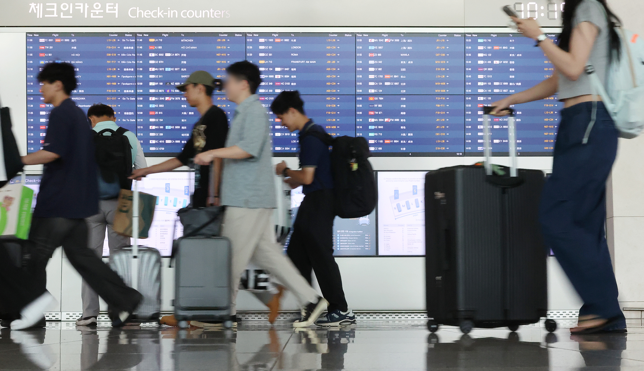 Travelers move around Incheon International Airport's Terminal 1 on Aug. 3. [YONHAP]