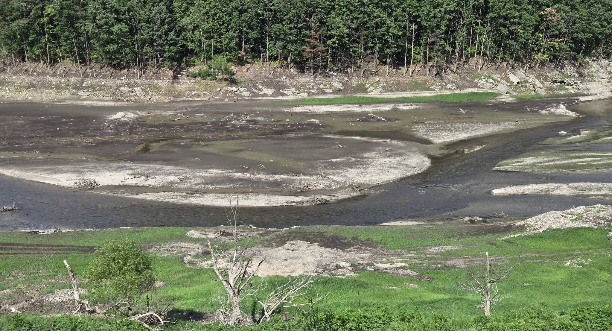 Obong Reservoir in Gangneung, Gangwon, shows exposed ground near its upper stream area on July 20 as low inflow leaves water levels critically low. [YONHAP]
