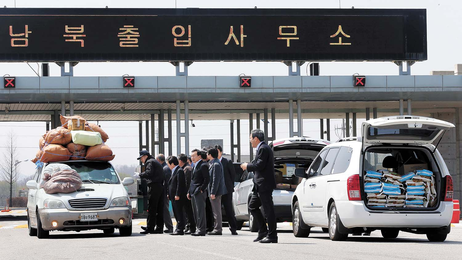 Kaesong business representatives attempt to deliver rice and daily necessities to the North on April 16, 2013, but are denied entry. [KANG JUNG-HYUN]
