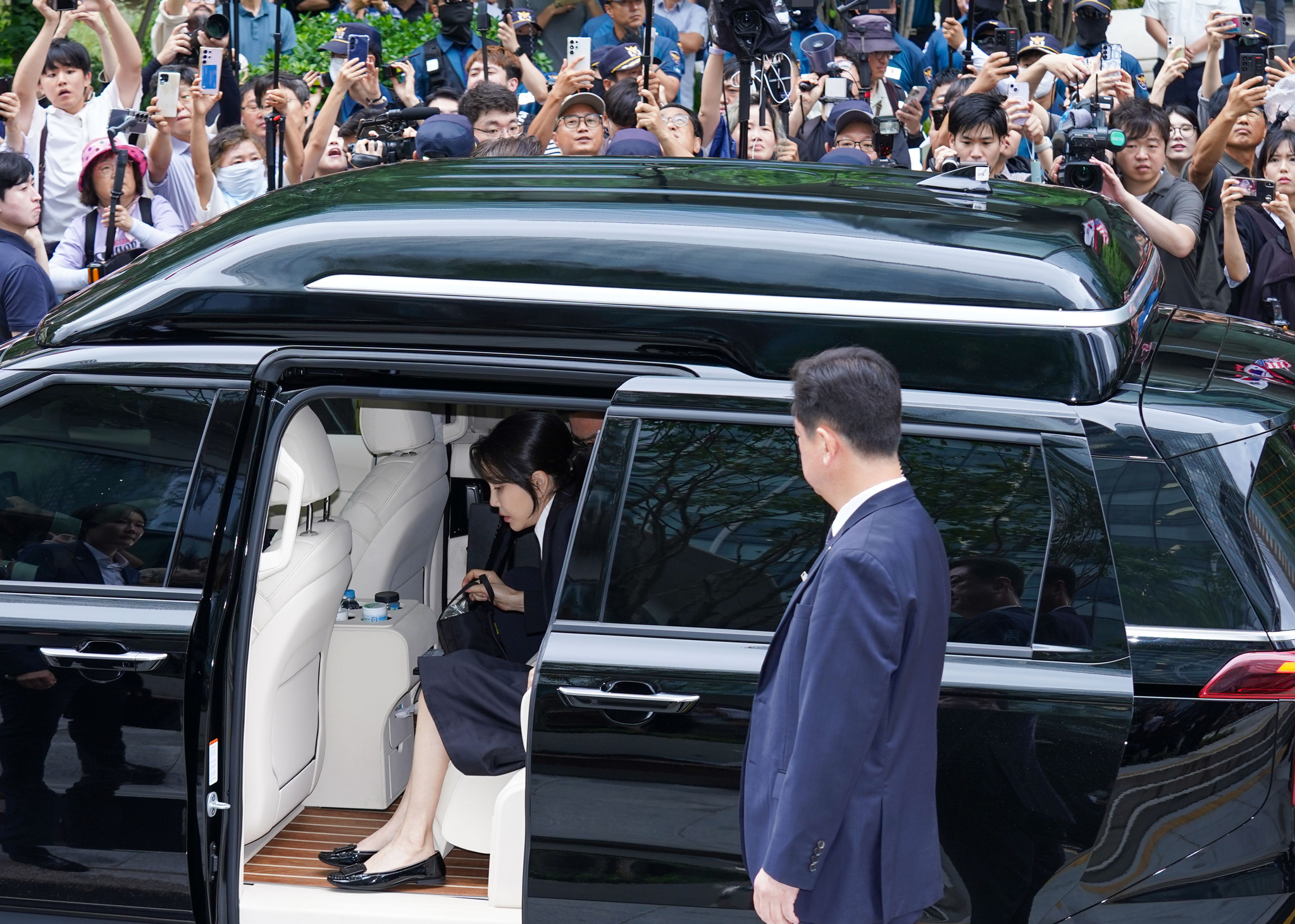 Former First Lady Kim Keon Hee arrives at the special probe team's office to attend questioning as a suspect of an alleged stock-rigging case in Jongno District, central Seoul, on Aug. 6 [JOINT PRESS CORPS]
