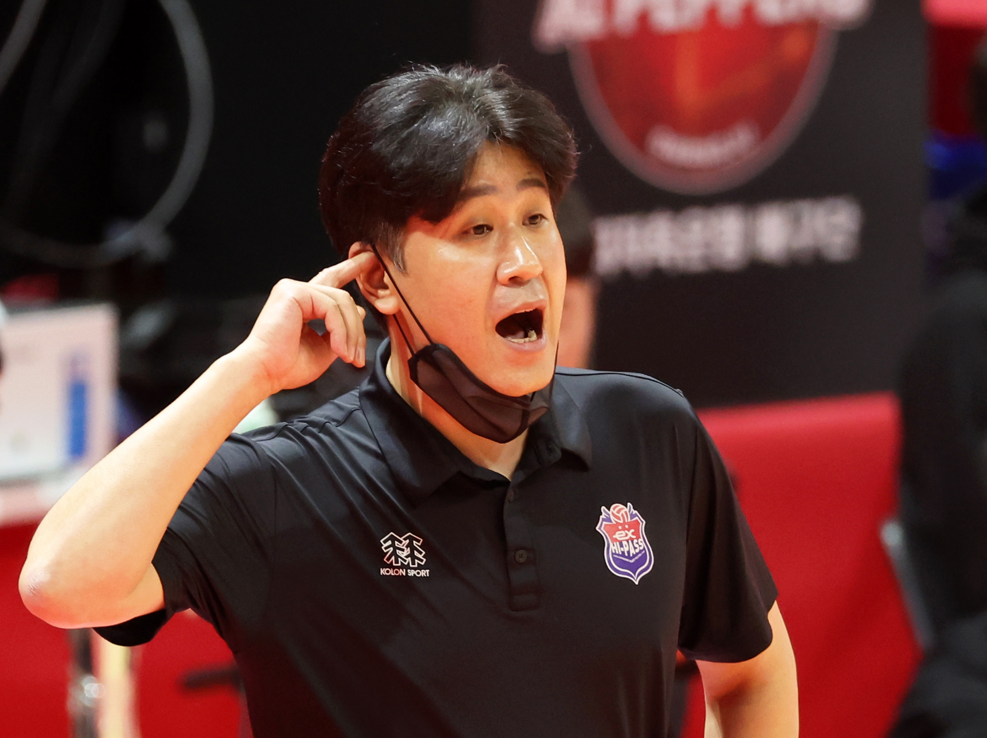Kim Jong-min, head coach of the Korea Expressway Corporation Hi-Pass women’s volleyball team, gives instructions during a V League women’s match against the Gwangju AI Peppers at Pepper Stadium in Seo District, Gwangju, on Nov. 22, 2024. [YONHAP] 