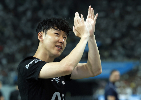 Tottenham Hotspur's Son Heung-Min applauds fans after playing his last game for the club at Seoul World Cup Stadium on Aug. 3. [REUTERS/YONHAP]