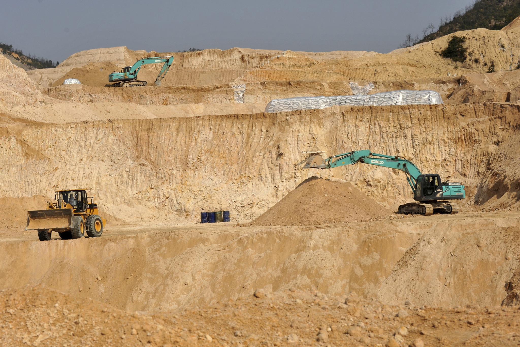 Workers use machinery to dig at a rare earth mine in central China's Jiangxi Province on Dec. 30, 2010. [AP/YONHAP]