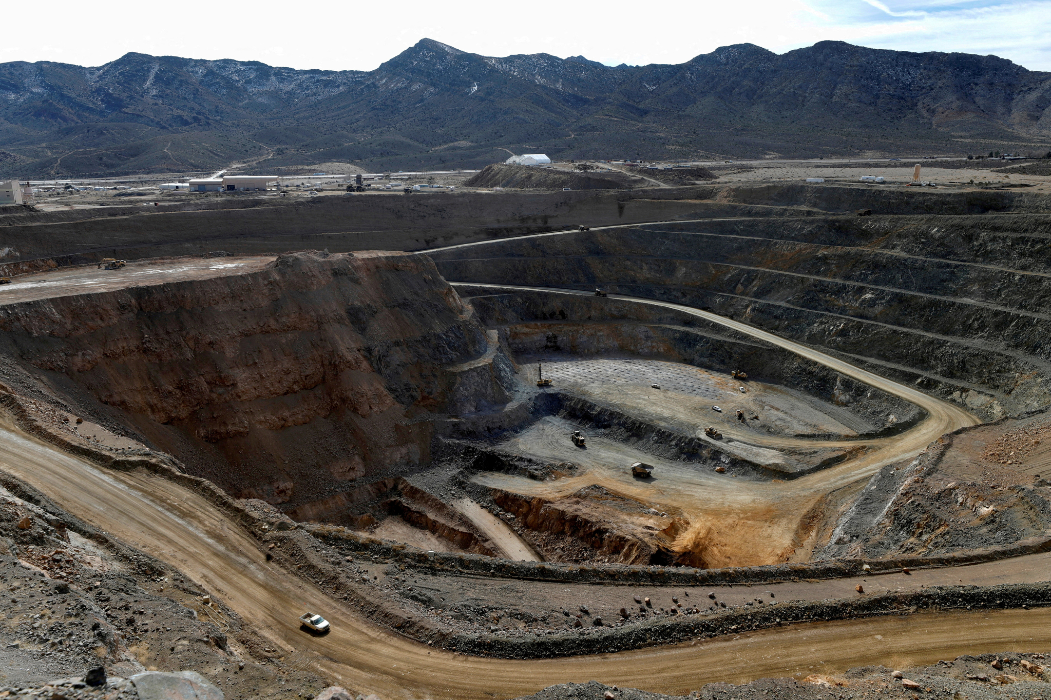 Operations are underway at the MP Materials rare earth open-pit mine in Mountain Pass, California, on Jan. 30, 2020.[REUTERS/YONHAP]