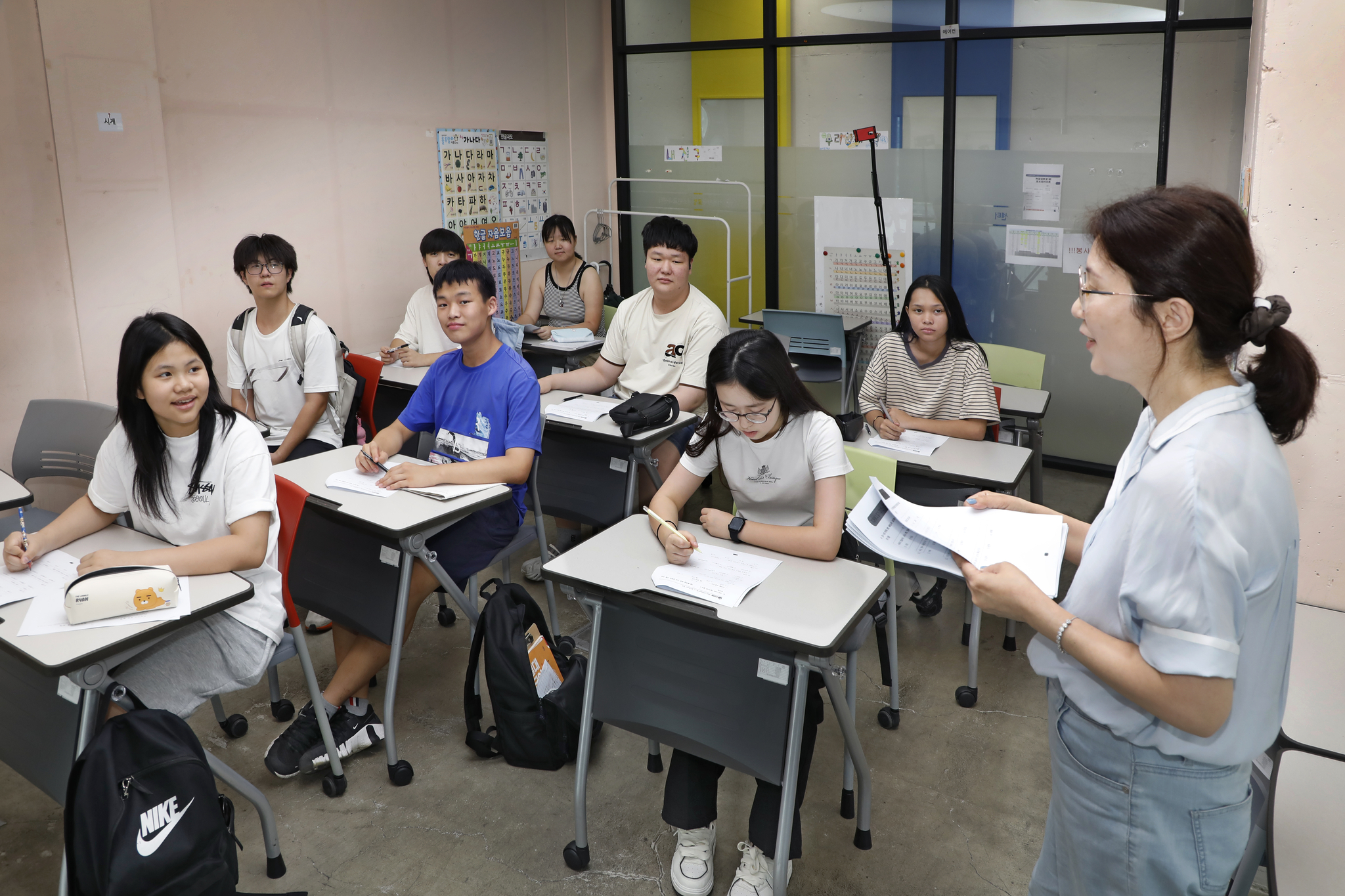 Hoang Yen Nhi, 14, far left, and her classmates attend a Korean class at the Seoul Global Youth Education Center in Yeongdeungpo District, western Seoul, on July 29. [PARK SANG-MOON]