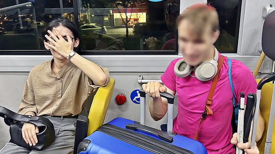Two foreign passengers who received help from a Gyeongju city bus driver are seen in this photo that was shared by another passenger after the incident was shared online on Aug. 6. [GYEONGJU CITY GOVERNMENT]