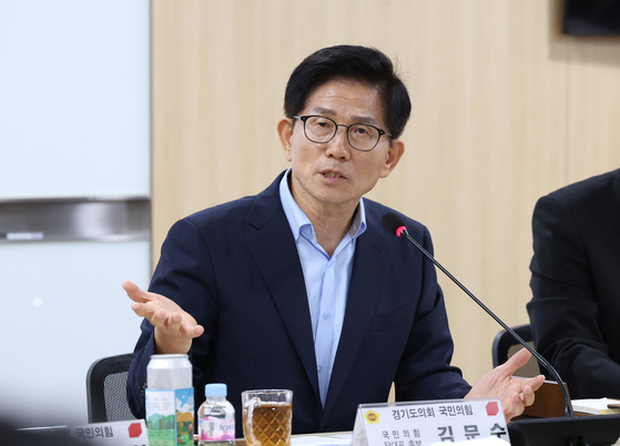 People Power Party leadership candidate Kim Moon-soo speaks during a party leadership candidates' meeting at a venue in Suwon, Gyeonggi, on Aug. 6. [NEWS1]