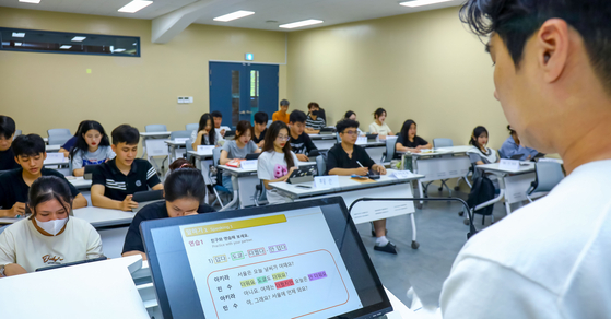 Foreign students study Korean at Hannam University in Daejeon, learn Korean on July 3. [JOONGANG ILBO]