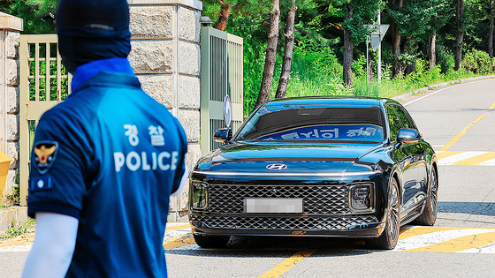 Special counsel team leaves the Seoul Detention Center in Uiwang, Gyeonggi, after failing to arrest former President Yoon Suk Yeol on Aug. 1. [JOINT PRESS CORPS]