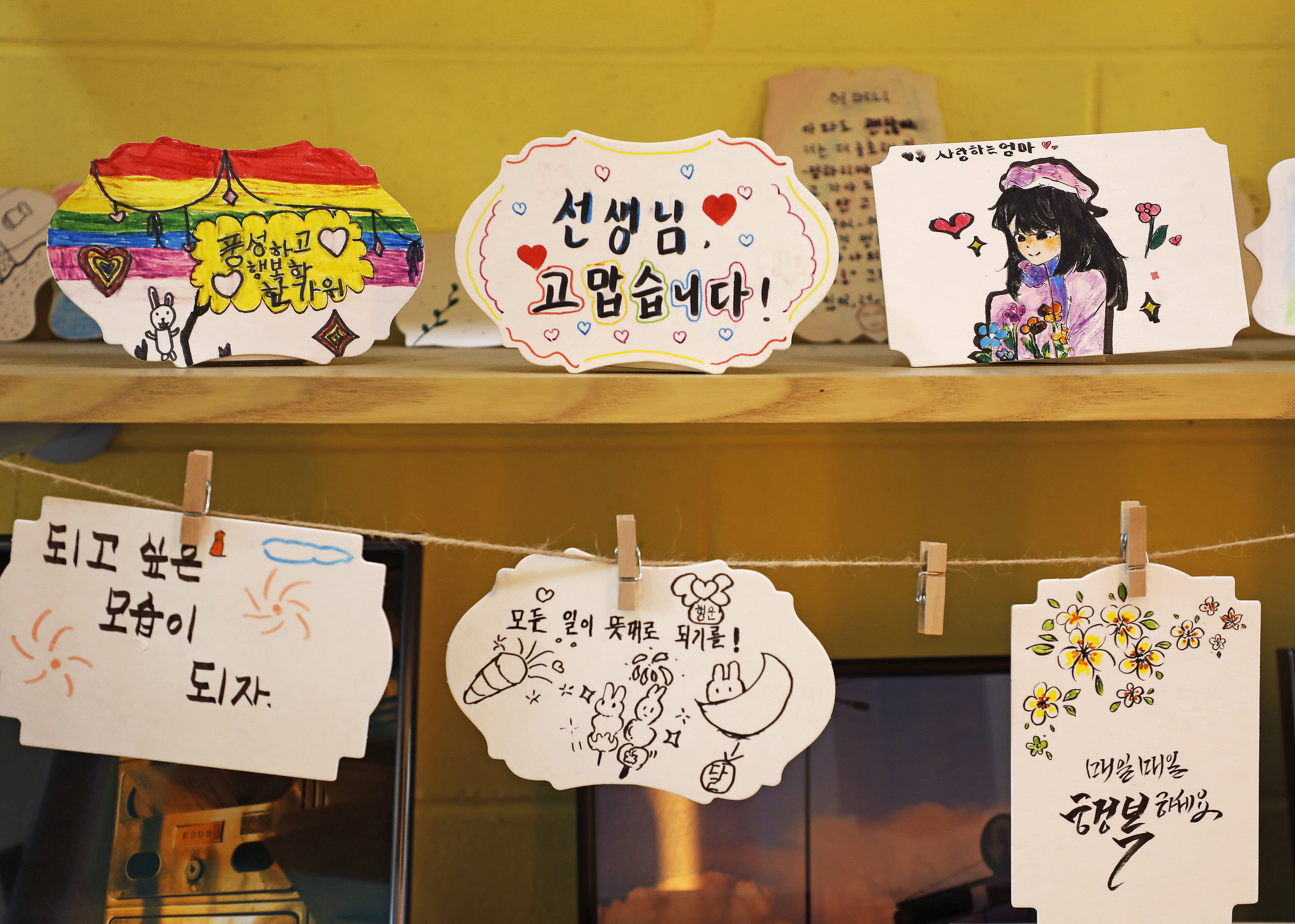 Student works on display at the Seoul Global Youth Education Center in Yeongdeungpo District, western Seoul [PARK SANG-MOON]