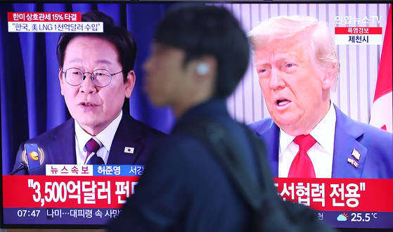 A TV at Seoul Station in central Seoul on July 31 shows a report that the Donald Trump administration has agreed to impose 15 percent tariffs on Korean imports, 10 percentage points lower than what was proposed, under a trade deal that would impose no tariffs the other way. [YONHAP]