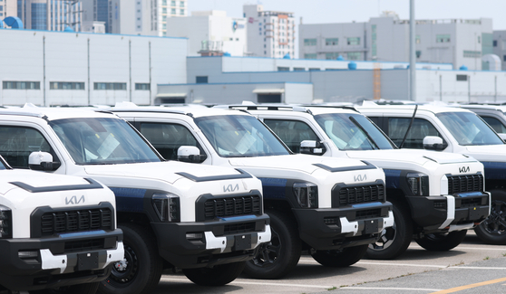 Export-made cars are seen parked at a port in Pyeongtaek, Gyeonggi, on Aug. 1. [NEWS1]