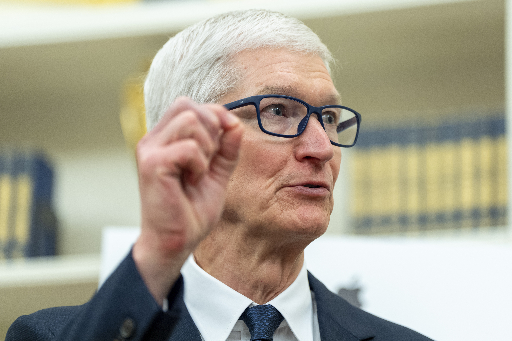 Apple CEO Tim Cook speaks in the Oval Office in Washington on Wednesday, Aug. 6. [AP/YONHAP]