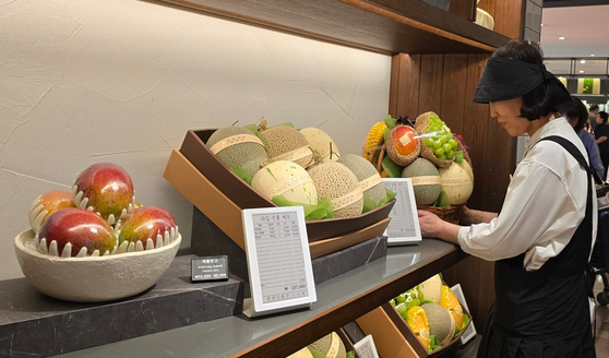 Domestically produced apple mangoes are seen displayed at the food section of a Hyundai Department Store branch. [HYUNDAI DEPARTMENT STORE]