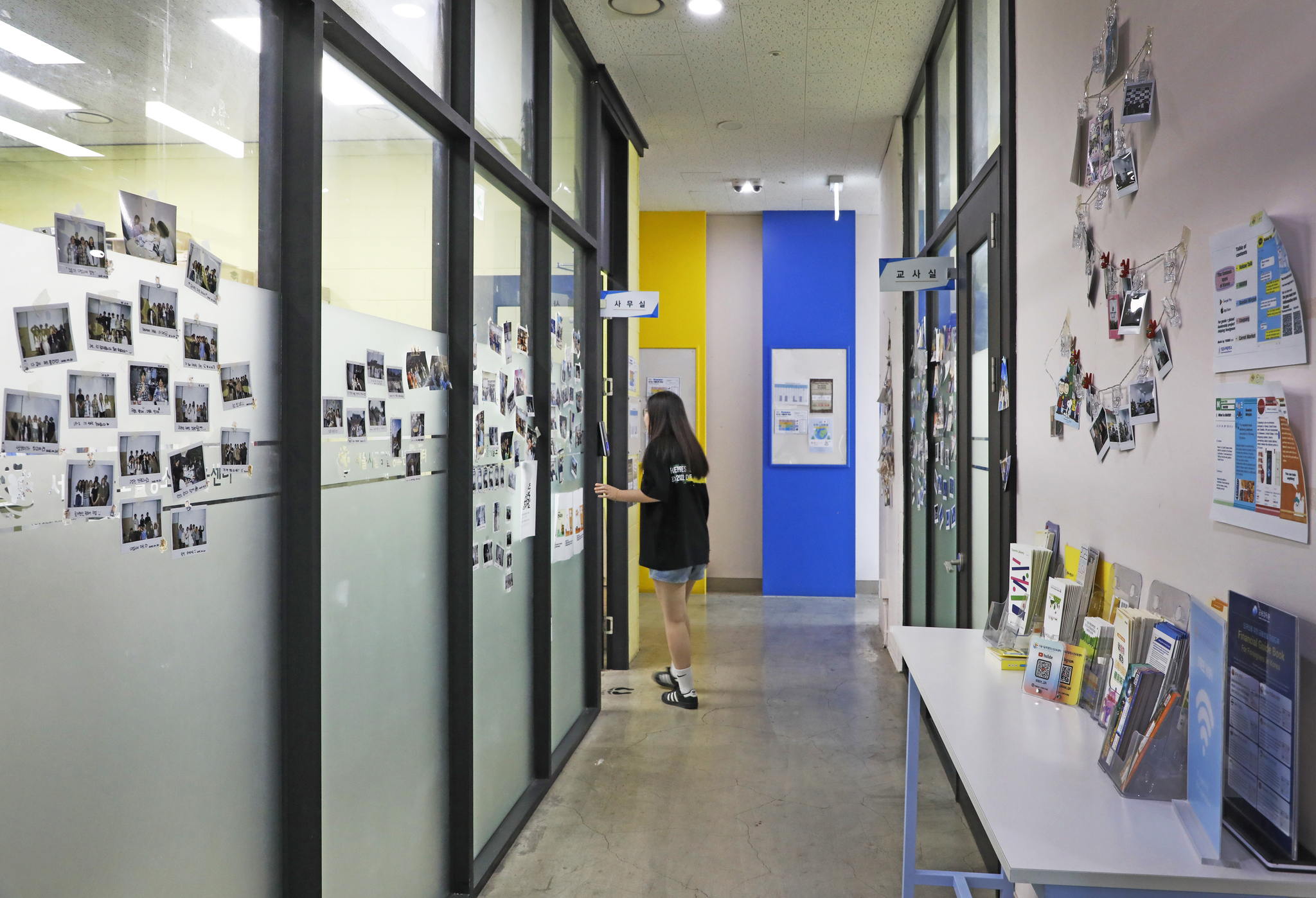 Li Xuanming walks into a classroom at the Seoul Global Youth Education Center in Yeongdeungpo District, western Seoul, on July 29. [PARK SANG-MOON]