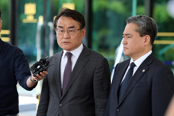 Attorneys Bae Bo-yoon and Song Jin-ho, the legal representatives of former President Yoon Suk Yeol, hold a news conference in front of the High Prosecutors’ Office in Seocho District, southern Seoul, on Aug. 7 regarding the special counsel team investigating former first lady Kim Keon Hee's second failed attempt to question Yoon. [NEWS1]
