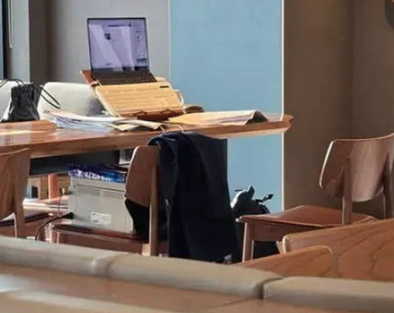 The seat of a customer at a Starbucks in Andong using a printer plugged into a cafe outlet is seen in this image uploaded onto an online community [SCREEN CAPTURE]