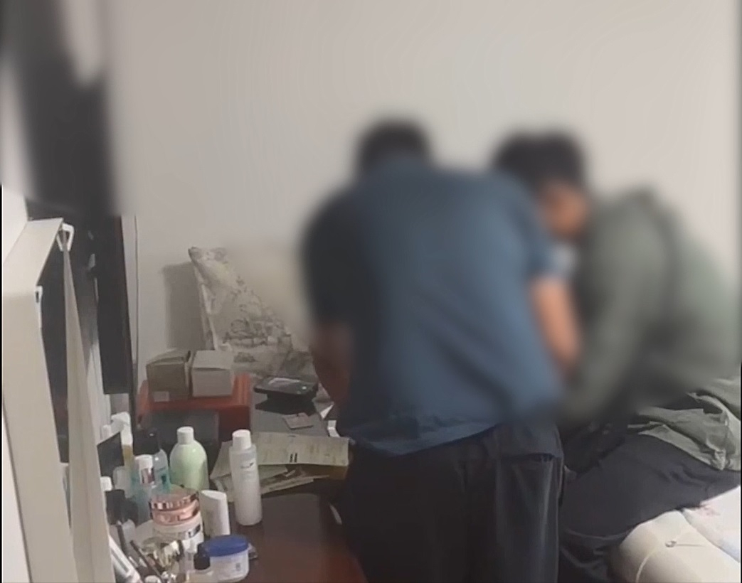 Police execute a search warrant at a suspect’s residence. [GYEONGGI NAMBU PROVINCIAL POLICE AGENCY]