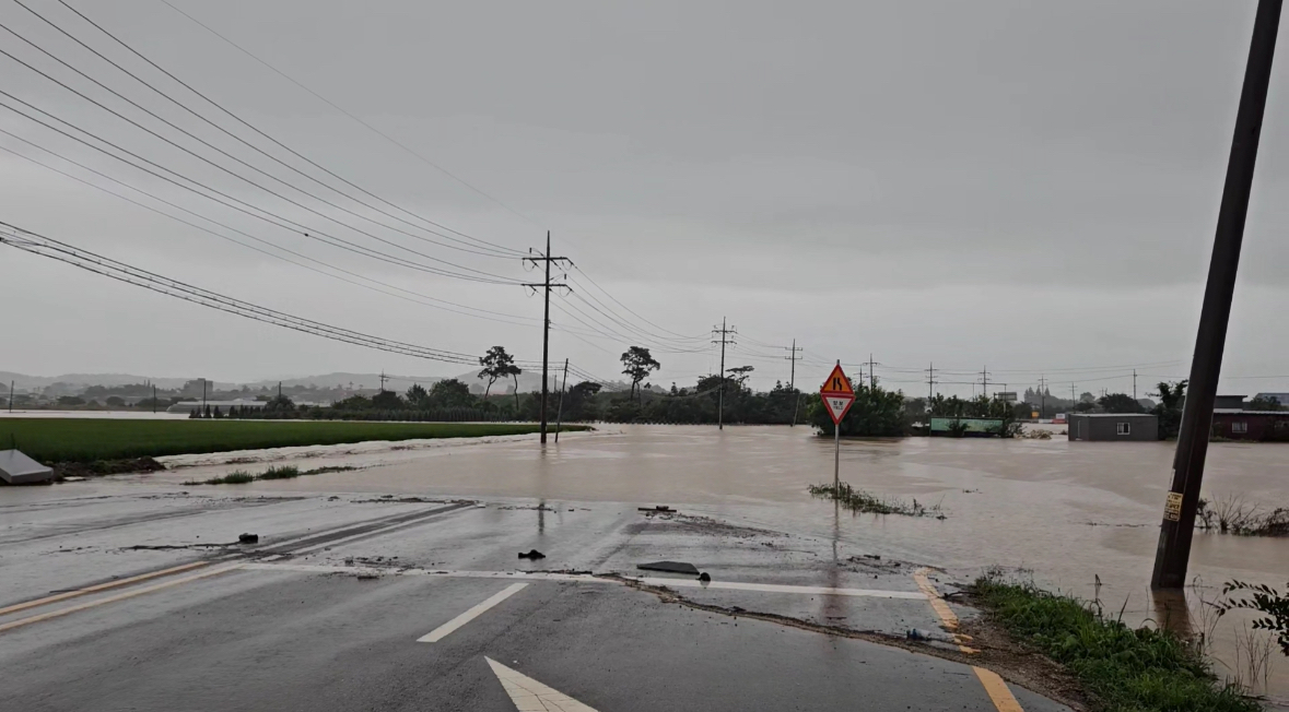 Cheongji Stream overflows in Seosan, South Chungcheong, flooding roads and nearby farmland on July 17. [YONHAP]
