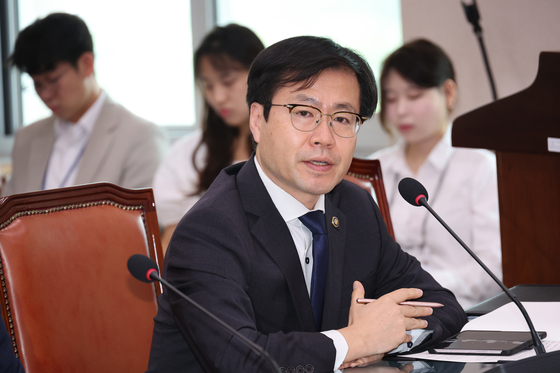Korea's Trade Minister Yeo Han-koo speaks during a meeting at the National Assembly in Yeouido, western Seoul, on Aug. 6. [YONHAP] 