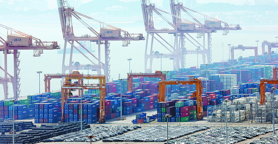 Containers for export are piled up at a port in Pyeongtaek, Gyeonggi, on Aug. 1. [NEWS1]