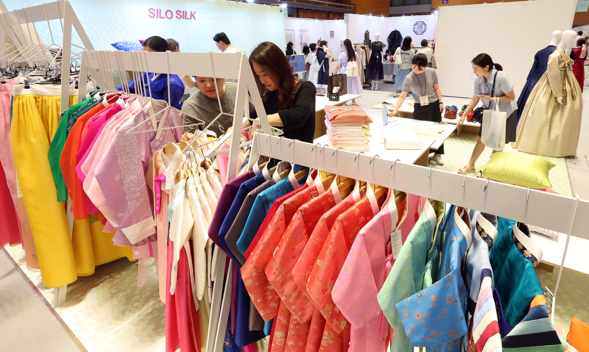 Visitors explore a variety of exhibits related to hanbok (traditional Korean apparel) at “Hanbok Store 2025,” held at Coex in Gangnam District, southern Seoul, on Aug. 7. [NEWS1]