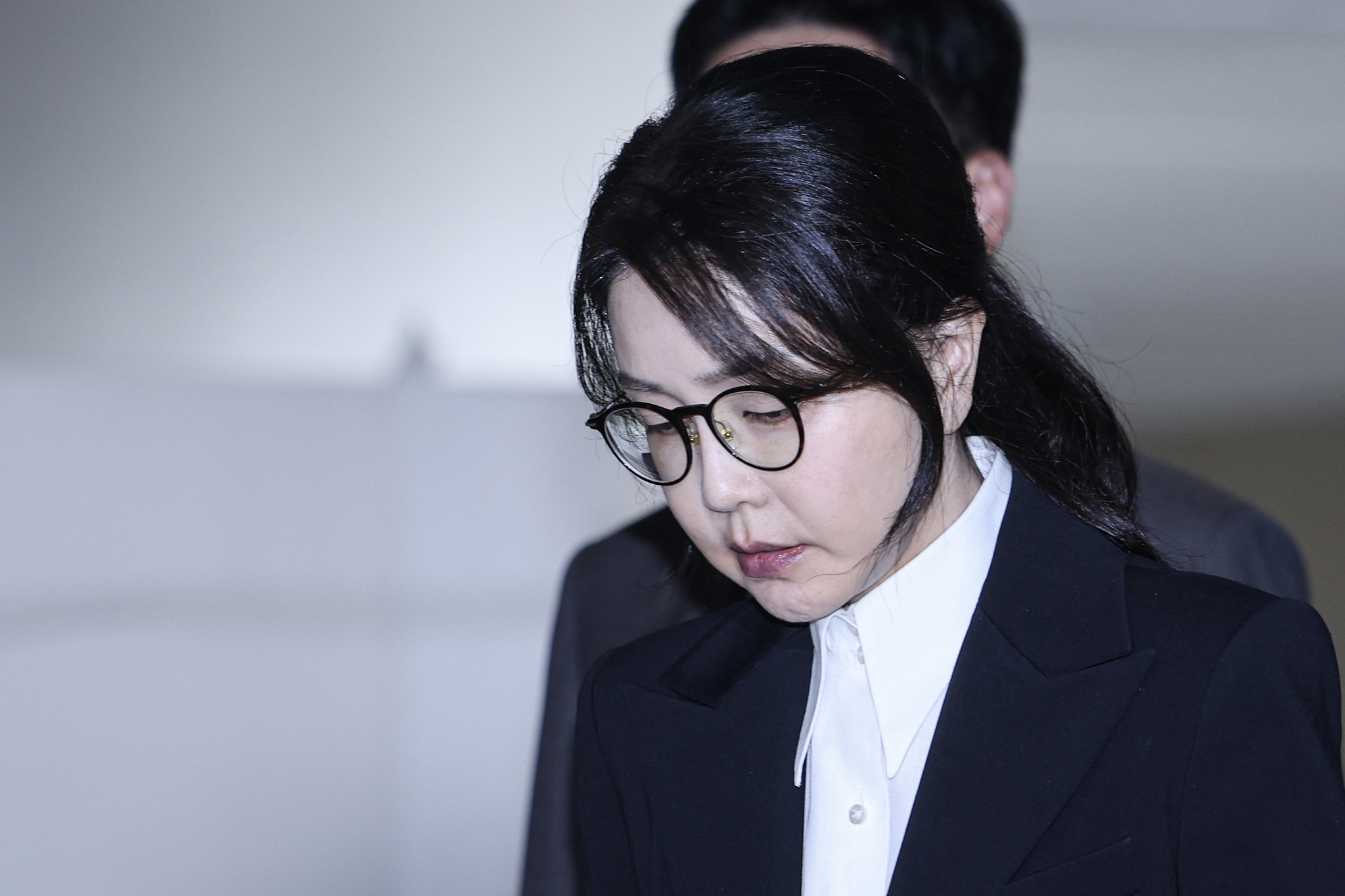 Kim Keon Hee, the wife of former president Yoon Suk Yeol, appears as a suspect at the office of special prosecutor Min Joong?ki in the KT Gwanghwamun Building West in Jongno District, central Seoul, on Aug. 6. [KIM KYUNG-ROK]