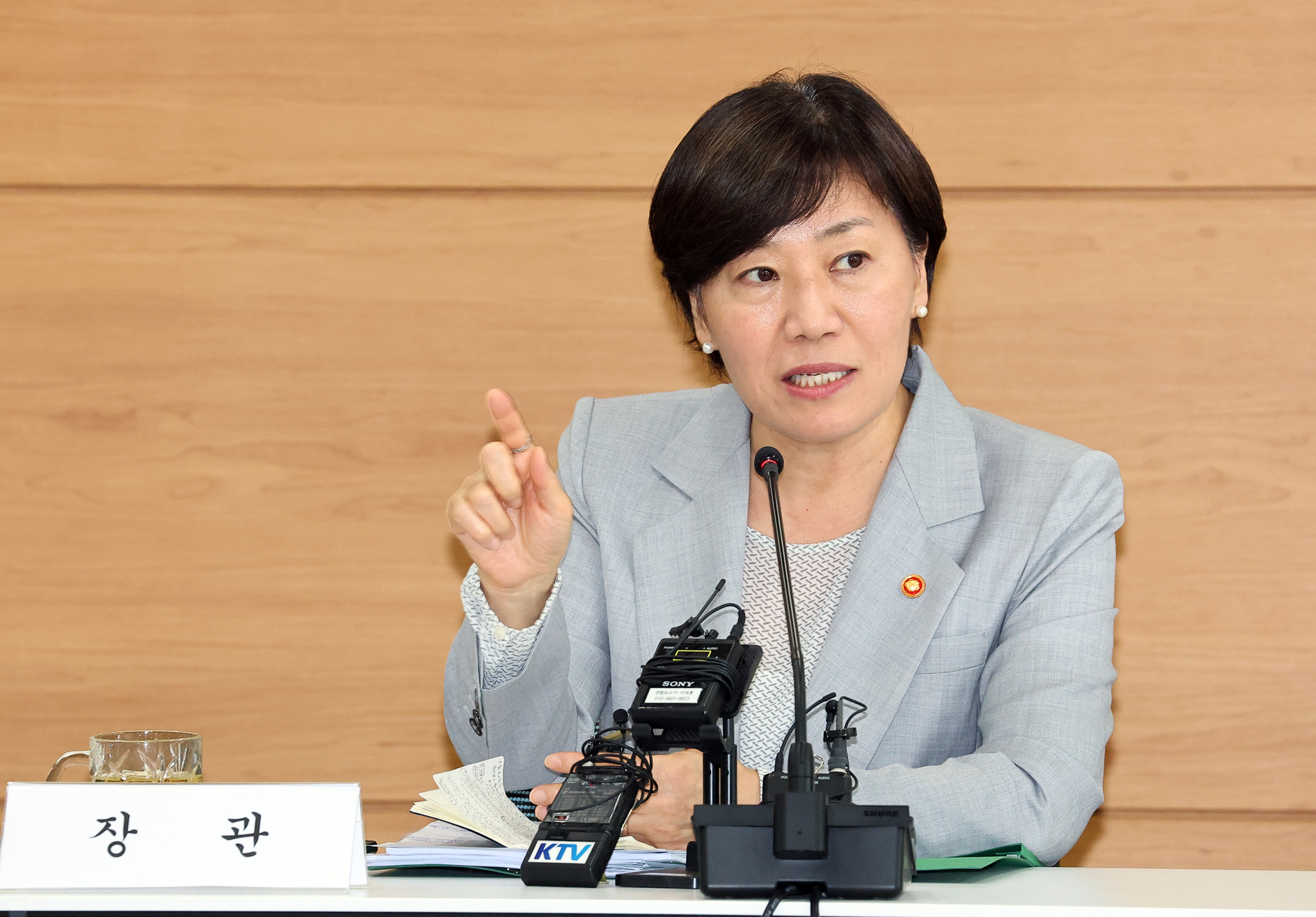 Minister of Agriculture, Food and Rural Affairs Song Mi-ryung answers reporters' questions at the government complex in the central city of Sejong on Aug. 7. [YONHAP]