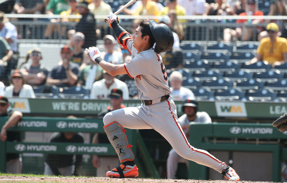 San Francisco Giants center fielder Lee Jung-hoo hits a double against the Pittsburgh Pirates during the ninth inning at PNC Park in Pittsburgh, Pennsylvania, on Aug. 6. [REUTERS/YONHAP] 