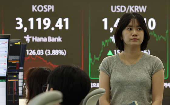 The Kospi is displayed on a screen in a dealing room in Hana Bank in central Seoul, on Aug. 1. [YONHAP]