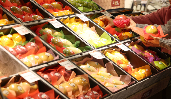 Gift sets are displayed at the Daegu Department Store Plaza branch in Daegu on Jan. 13, ahead of the Lunar New Year holidays. [YONHAP] 