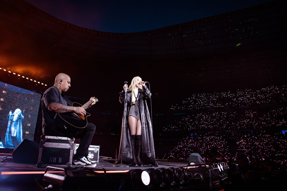 An image of Blackpink member Rose performing at the Stade de France stadium in France on Aug. 2 and 3 [YG ENTERTAINMENT]