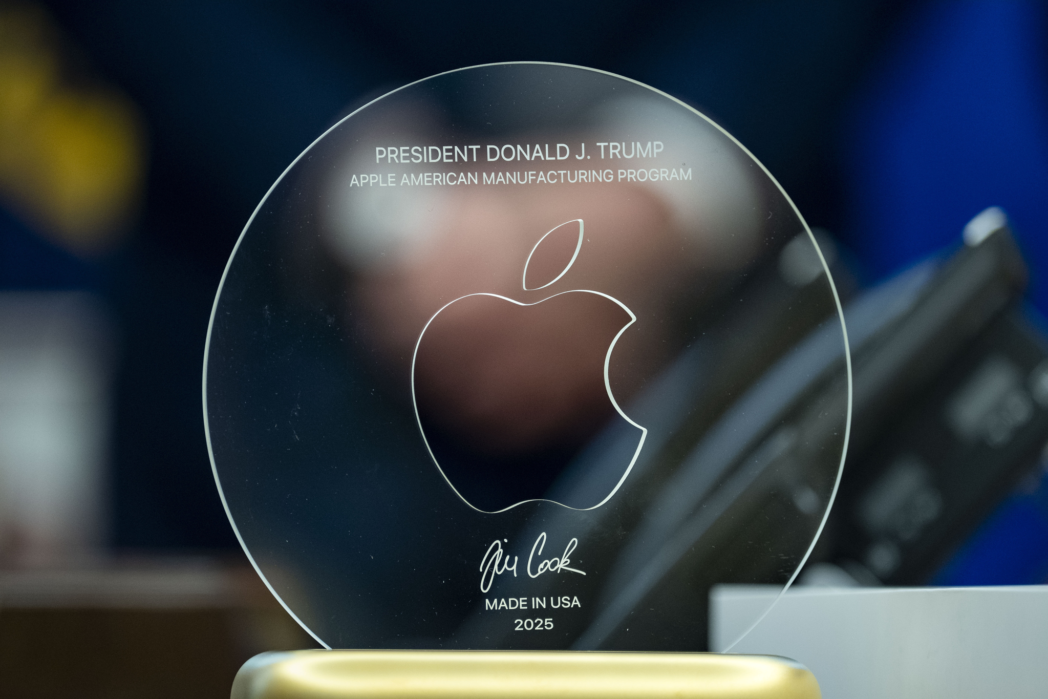 A plaque commemorating U.S. President Donald Trump’s and Apple CEO Tim Cook's announcement of an additional $100 billion investment in the United States by Apple in the Oval Office of the White House in Washington on Aug. 6. [EPA/YONHAP]