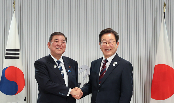 President Lee Jae Myung, right, and Japanese Prime Minister Shigeru Ishiba pose for a photo ahead of their talks at the Group of Seven summit venue in Kananaskis, Canada, on June 17. [YONHAP]