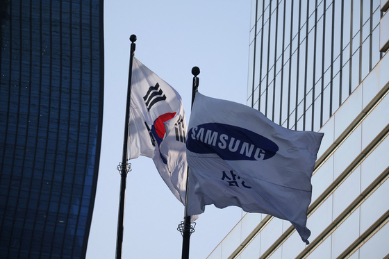 A flag bearing the logo of Samsung Electronics flutters at the company's office building in Seoul on April 15. [REUTERS/YONHAP]