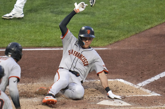 Lee Jung-hoo of the San Francisco Giants scores on a single by Patrick Bailey off Pittsburgh Pirates pitcher Braxton Ashcraft during the clubs' Major League Baseball regular-season game at PNC Park in Pittsburgh on Aug. 5. [YONHAP] 