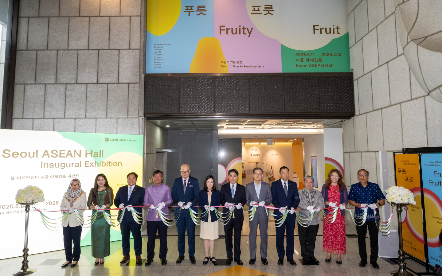 Kim Jae-shin, secretary general of the ASEAN-Korea Centre, center; Vice Foreign Minister Kim Jin-a, right of center; and ambassadors and representatives of the 10 Asean Member States pose for a commemorative photo Friday at the newly opened Seoul ASEAN Hall in the Korea Press Center in central Seoul. [ASEAN-KOREA CENTRE]