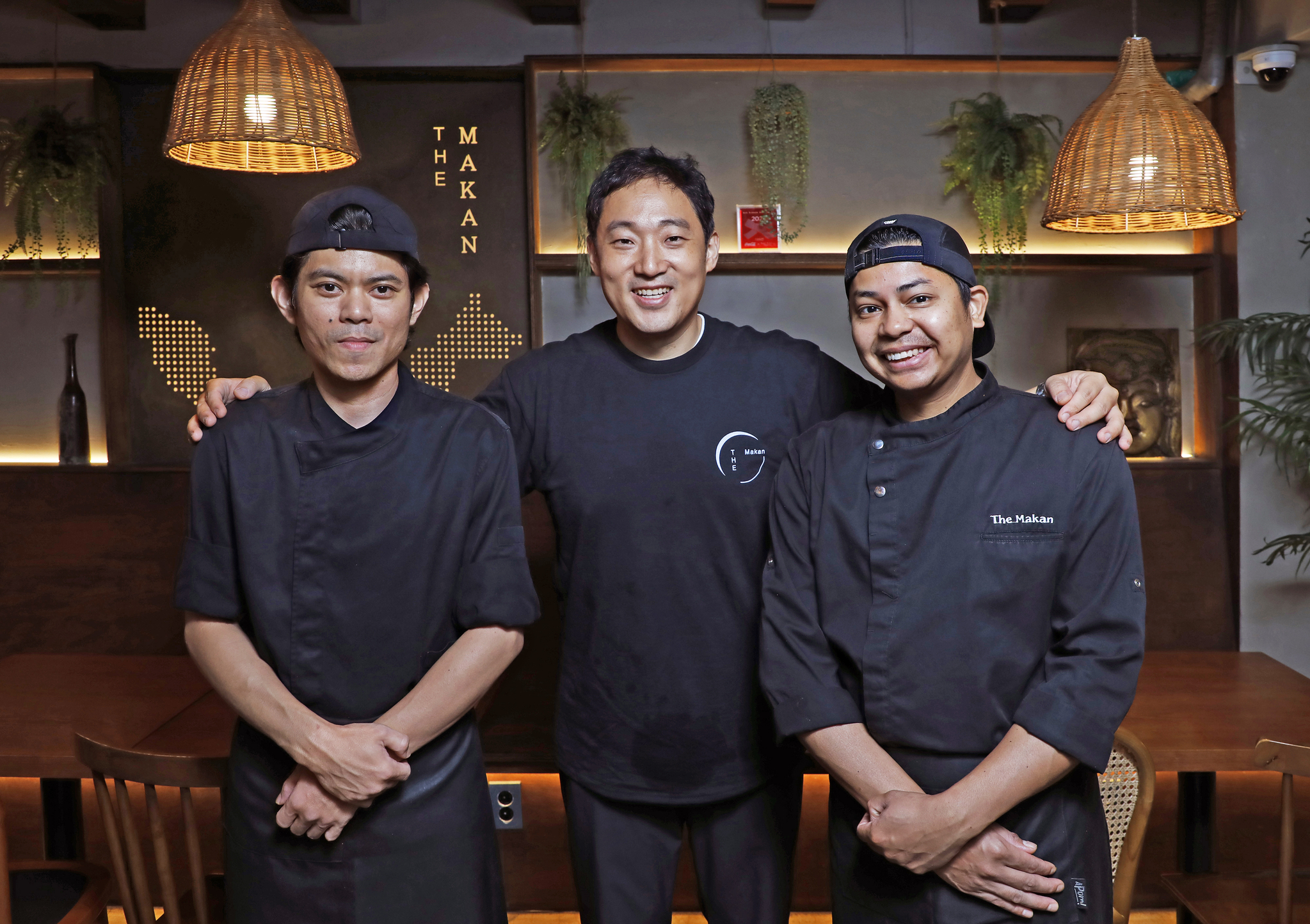Owner Chae Soo-kwang, center, poses with chefs at The Makan, a Malaysian restaurant in Songpa District, southern Seoul. [PARK SANG-MOON]