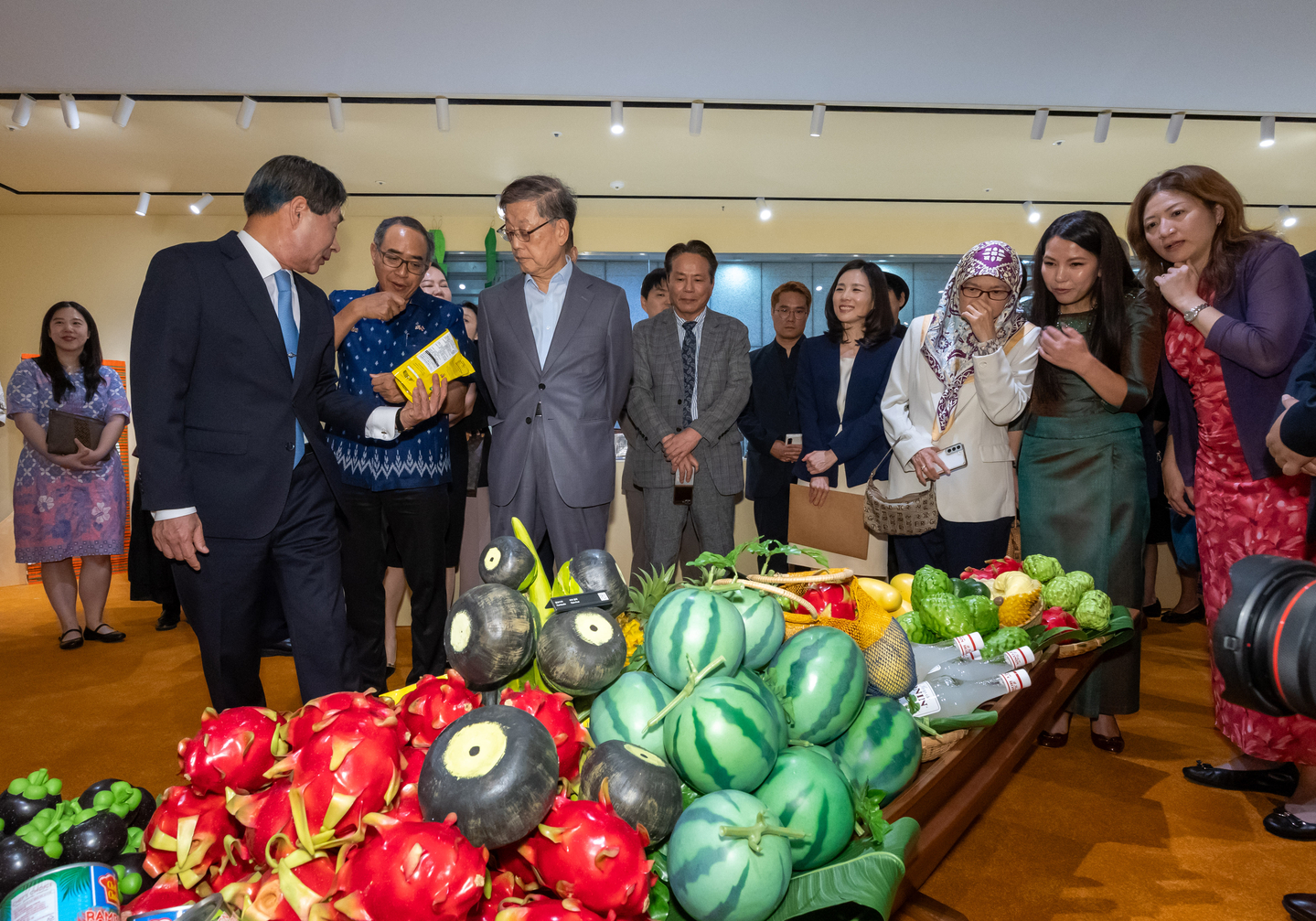 Guests tour the opening exhibition, "Fruity Fruit: Colorful Days in Southeast Asia," on Friday at the newly opened Seoul ASEAN Hall in the Korea Press Center in central Seoul. [ASEAN-KOREA CENTRE]