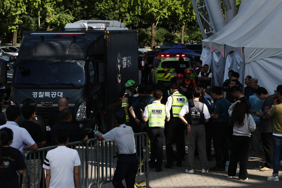 Officials investigate southern Seoul's KSPO Dome after receiving a report of a bomb threat at the venue on Aug. 10. [YONHAP]