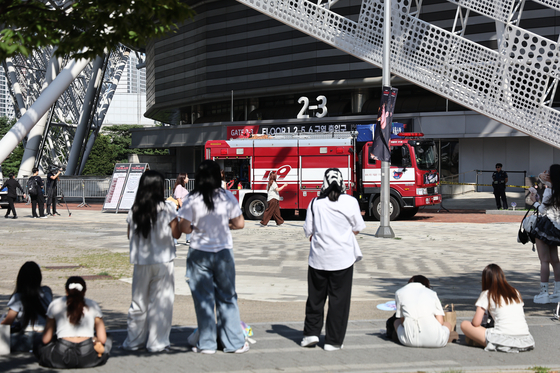 Officials investigate southern Seoul's KSPO Dome after receiving a report of a bomb threat at the venue on Aug. 10. [YONHAP]