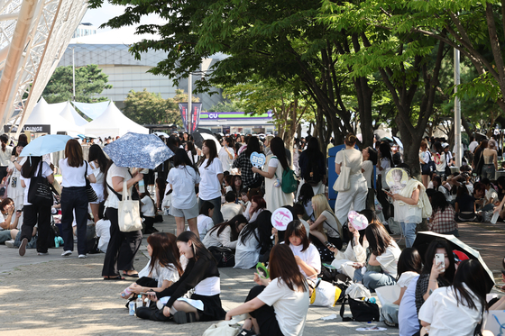 Visitors are evacuated as officials investigate southern Seoul's KSPO Dome after receiving a report of a bomb threat at the venue on Aug. 10. [YONHAP]